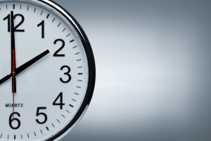 Im CG-P50E ist keine Uhr verbaut.