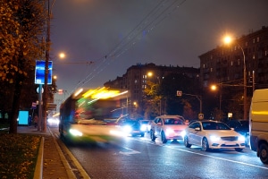 „Wann darf ich an einem Bus mit Warnblinklicht vorbeifahren?“ - Nicht selten stellen sich Autofahrer diese Frage. 