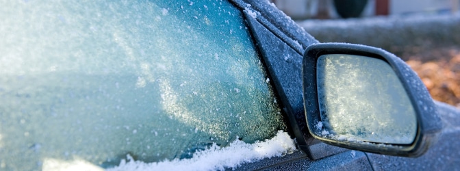 Auto: Darf man beim Eiskratzen den Motor laufen lassen?