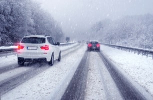 Darf man den Motor laufen lassen, wenn man sich in einer Notsituation befindet? Dies könnte evtl. eine Rechtfertigung darstellen.