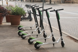 Sind Sie mit einem E-Scooter im Straßenverkehr unterwegs, müssen Sie diverse Regeln beachten.