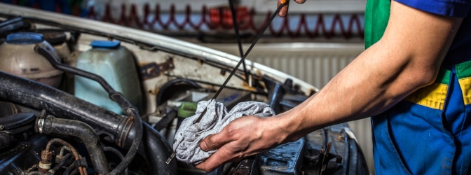 Ein Motorölwechsel ist je nach Herstellerangabe zu bestimmten Fristen nötig.