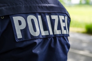 Ein Police-Pilot wird von Beamten bedient.