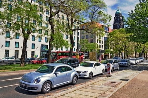 In einer Einbahnstraße dürfen Sie zwar meist an beiden Seiten parken, jedoch nur in Fahrtrichtung.