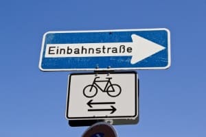 An einer Einbahnstraße kann rechts vor links gelten, wenn ein Fahrradfahrer kommt.