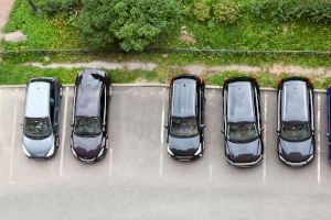 Worauf sollten Sie achten, während Sie zwischen zwei Fahrzeugen das Einparken lernen?
