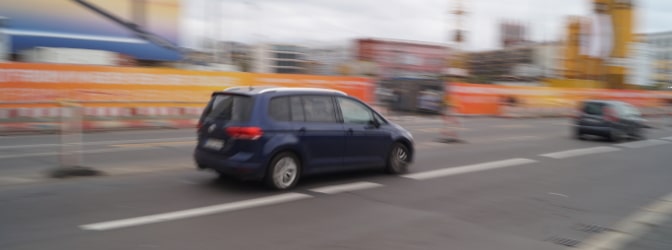 Ob in Baustellen, Kurven oder Tunneln: Der Einseitensensor ES 3.0 gehört zu den besonders zuverlässigen Geschwindigkeitsmessgeräten. Doch wie funktioniert er?