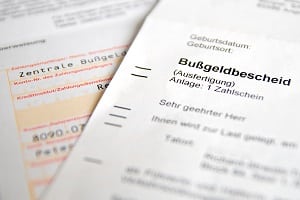 Viele Messungen sind fehlerhaft. Ein Einspruch gegen den Bußgeldbescheid kann Erfolg zeigen.