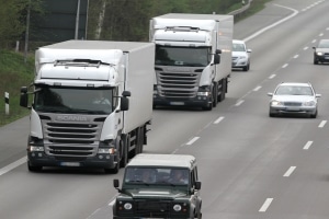 Eisplatten auf LKW stellen eine erhebliche Gefahr dar.