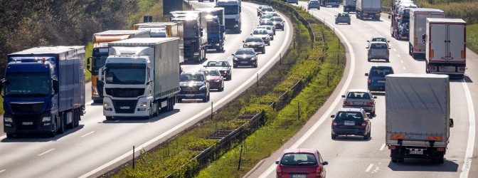 Womit müssen Lkw-Fahrer rechnen, die sich ein Elefantenrennen liefern?