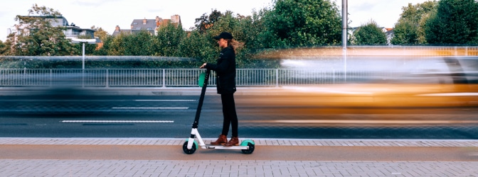 Welche Regeln gelten für Elektrokleinstfahrzeuge? Eine Übersicht bietet unser Ratgeber.