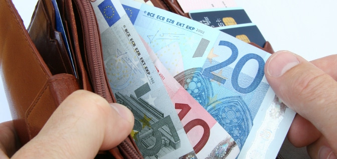 Fahranfänger in Frankreich müssen einen Aufkleber am Heck anbringen, andernfalls riskieren sie ein Bußgeld.