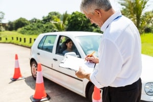 Fahranfänger in Österreich müssen auch nach der Prüfung z. B. noch ein Fahrsicherheitstraining absolvieren.