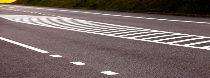 Die gestrichelte Fahrbahnmarkierung stellt eine Sperrfläche dar.