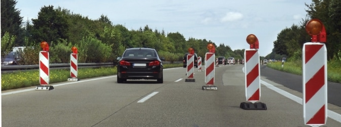 Baustellen auf der Autobahn führen häufig zur einseitigen oder beidseitigen Fahrbahnverengung.