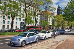 Das Fahren gegen die Einbahnstraße kann ein Bußgeld von 25 Euro nach sich ziehen.