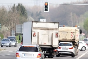 Fahrerassistenzsysteme für Nutzfahrzeuge wie Lkw sind in manchen Fällen Pflicht.