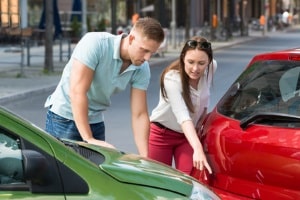 Schon die Fahrerflucht mit reinem Sachschaden kann den Verursacher teuer zu stehen kommen.