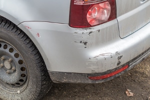 Es handelt sich um Fahrerflucht, wenn ein Zettel an der Windschutzscheibe hinterlassen wird, nachdem ein anderes Auto beschädigt wurde.