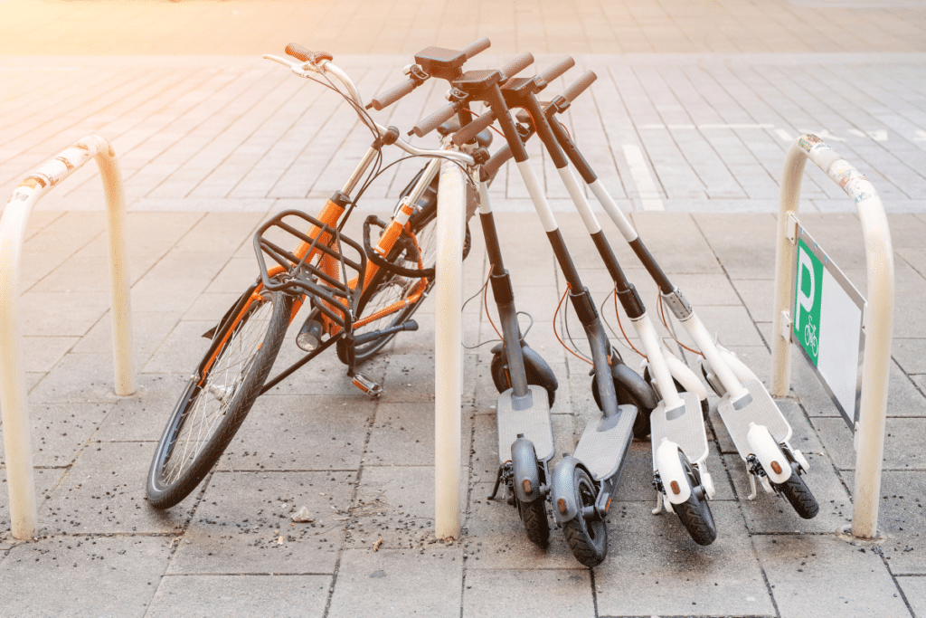 Das Fahrrad abstellen: Auf einem Privatgrundstück ausgesprochene Verbote müssen Sie befolgen.