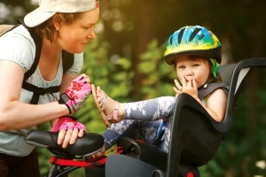 Nachwuchs auf dem Fahrrad: Das Kind sollte bequem und sicher im Kindersitz sitzen können.