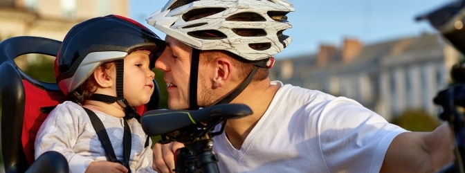 Auf dem Fahrrad Kinder befördern: Beim Transport besteht die Wahl zwischen Kindersitz und Fahrradanhänger.