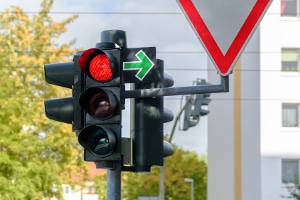 Neben der Fahrradampel ist ein Grünpfeilschild nur für Radfahrer im Gespräch