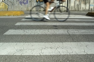 Für Fahrradfahrer gelten am Fußgängerüberweg dieselben Regeln wie für Autofahrer.