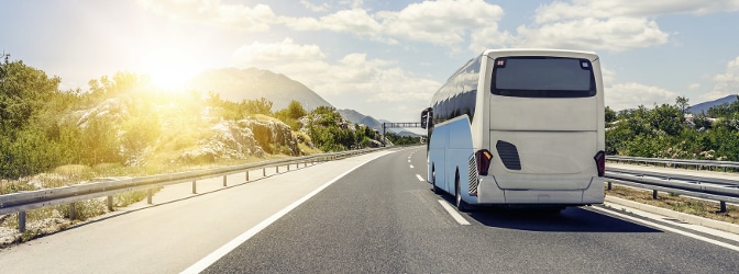 Anwärter auf einen Führerschein lernen in der Fahrschule, wie ein Bus zu überholen ist und wann.