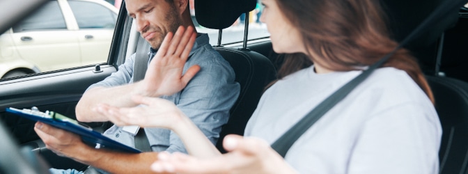 Kommt es immer wieder zu Auseinandersetzungen mit dem Fahrlehrer, sollten Sie die Fahrschule wechseln.