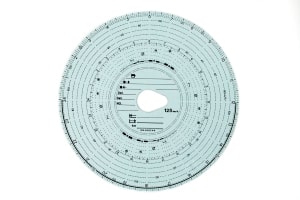 Ist der Fahrtenschreiber analog, wird eine solche Tachoscheibe aus Papier benötigt.