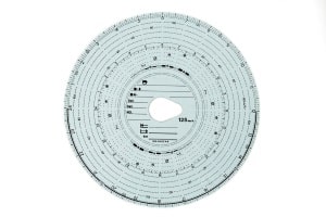 Beim analogen Fahrtenschreiber kommt die sogenannte Tachoscheibe zum Einsatz. Es handelt sich dabei um eine spezielle Papierscheibe.