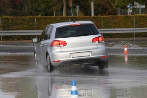 Bevor das praktische Fahrtraining starten kann, müssen die theoretischen Grundlagen vermittelt werden.