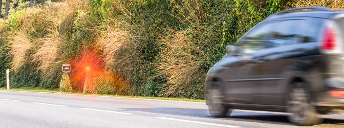 Sie wurden geblitzt und müssen den Führerschein abgeben? Möglicherweise können Sie das Fahrverbot anfechten.