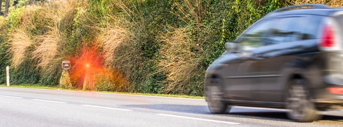 Fahrverbot bekommen? Außerhalb geschlossener Ortschaft gelten andere Regeln zur Geschwindigkeit als innerorts.