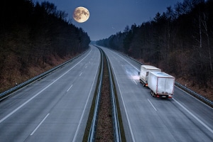 Das Fahrverbot für Lkw in der Nacht kann für bestimmte Strecken festgelegt werden.