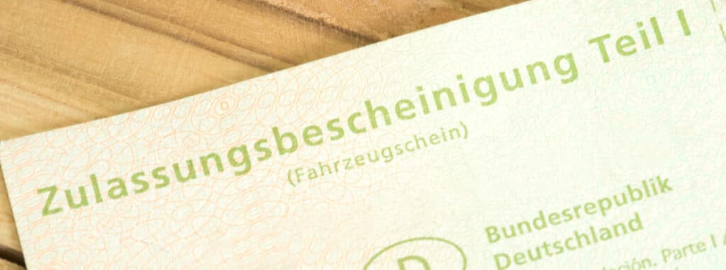 Sie haben die Fahrzeugpapiere verloren? Dieser Ratgeber erklärt Ihnen die Vorgehensweise zur Neubeantragung.