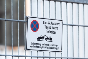 Falschparker abschleppen lassen: Einen Privatparkplatz sollten Sie auch als solchen kennzeichnen.