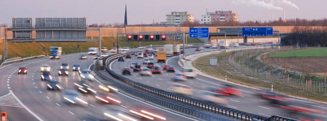 Nicht selten befinden sich feste Blitzer auf der Autobahn.