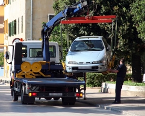 Parken vor Feuerwehrzufahrt: Das Abschleppen Ihres Kfz ist möglich.