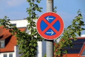 Halteverbot vor der Feuerwehrzufahrt: Durch ein Schild (nicht unbedingt dieses) wird es ausgewiesen.