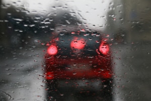 In Frankreich wird die Geschwindigkeitsbegrenzung bei Regen herabgesetzt.