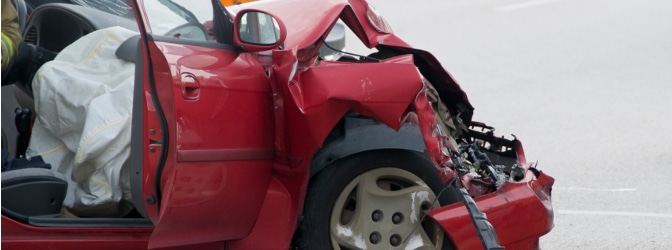 Nach einem Frontalunfall bleibt meist nicht mehr viel vom Fahrzeug übrig.