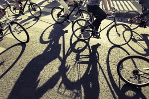 Zum Frühjahrs-Check am Fahrrad zählt auch ein Blick auf die Reifen. 