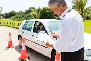 Bei der praktischen Führerscheinprüfung müssen Sie unterschiedliche Fahraufgaben meistern.
