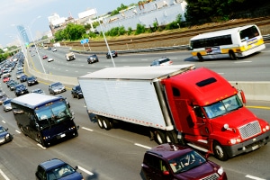 Erreicht der Besitzer eines Führerscheins der Klasse 2 das 50. Lebensjahr, muss die Fahrberechtigung für LKW ab 7,5 Tonnen erneuert werden.