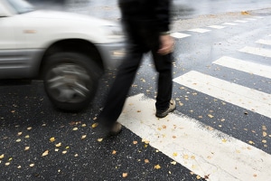 Ein Fußgänger läuft vor ein Auto: Die Schuldfrage ist nicht immer leicht zu klären.