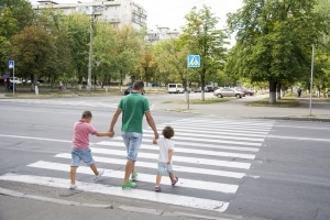 Fahren Sie zu schnell an einen Fußgängerüberweg heran, kann das eine Gefährdung verursachen.