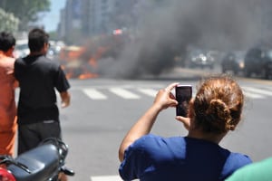 Gaffer, die Fotos vom Unfallgeschehen machen, behindern oft Notarzt und Polizei.