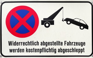 Ihre Garageneinfahrt wird öfter zugeparkt? Was Sie tun können, ist z. B. ein solches Schild anzubringen.